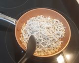 Foto del paso 3 de la receta: Revuelto de gulas, piñones y huevo