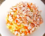 Foto del paso 4 de la receta: Ensaladilla sobre barcas de pan de gambas