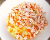 Foto del paso 4 de la receta: Ensaladilla sobre barcas de pan de gambas