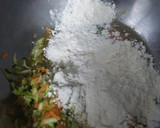 Foto del paso 5 de la receta: 🥧Pastel de calabacín 🥒y zanahorias 🥕 ralladas 🍅🧀