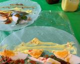 Hình bước làm 2 của món Bánh Tráng Phơi Sương Cuốn Trứng Lòng Đào