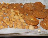 A picture of step 6 of Tamilnadu tea time snack -- crispy crunchy baked uppu cheedai and thattai.