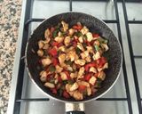 Foto del paso 5 de la receta: Fajitas con pollo, pimiento y cebolla