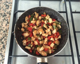 Foto del paso 5 de la receta: Fajitas con pollo, pimiento y cebolla