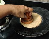 A picture of step 4 of Bhakri (Gujarati Flatbread).