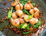 รูปขั้นตอนการทำที่ 2 ของ ผัดเผ็ดลูกชิ้นคะน้าราดข้าว