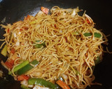 *செஷ்வான் வெஜ், ஹக்கா நூடுல்ஸ்*(schezwan veg hakka noodles recipe in tamil) ரெசிபி ஸ்டேப் 9 புகைப்படம்