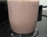Foto langkah ke 3 dari resep Smoothies Stroberi Pisang.