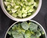 A picture of step 1 of Broccoli almond soup.