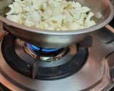 A picture of step 2 of Cauliflower dry veg 😋.
