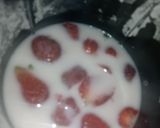 A picture of step 1 of Stawberry shake.