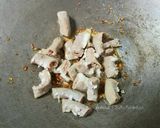 รูปขั้นตอนการทำที่ 3 ของ ไส้อ่อนผัดใบยี่หร่า