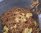 Foto langkah ke 4 dari resep Spaghetti Goreng Telur.