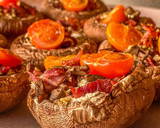 Foto del paso 3 de la receta: Portobello rellenos con jamón, rulo de cabra y cherrys