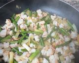 Foto del paso 3 de la receta: Espaguetis con gambón, espárragos y ajetes