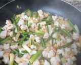 Foto del paso 3 de la receta: Espaguetis con gambón, espárragos y ajetes