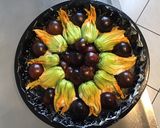 Une image de l'étape 7 de Fleurs de courgettes farcies aux crevettes tomates cerises noires et deux fromages.