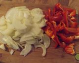Foto del paso 2 de la receta: Contramuslos de pularda guisados con pimientos