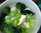 Foto langkah ke 3 dari resep Sup Tahu Brokoli Batang Brokoli Mommylicious.