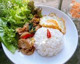 รูปขั้นตอนการทำที่ 8 ของ ข้าวผัดกะเพราหมูหมัก 🥓🍃🌶🥬