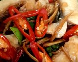 รูปขั้นตอนการทำที่ 2 ของ "ปลากะพงผัดฉ่า" Stir Fried Spicy Fish 🐟🌶🧄