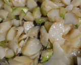 Foto del paso 2 de la receta: Tortilla verde de espinacas y calabacín