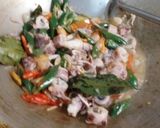 Foto langkah ke 5 dari resep Tumis cumi asin cabe ijo.