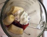 A picture of step 1 of Strawberry and Banana smoothie 😍.