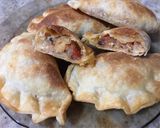 Foto del paso 4 de la receta: Empanadas de cebolla, tomate, queso y huevo