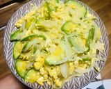 Hình bước làm 3 của món Trứng xào hành tây và bí ngòi