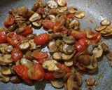 Foto del passaggio 3 della ricetta Funghi in padella con pomodorini