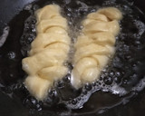 Foto langkah ke 4 dari resep Roti Goreng Kepang Isi Pisang.