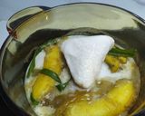 Gambar langkah 3 resipi Pengat Pisang Sagu Hijau.