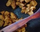 A picture of step 2 of Chicken Tikka pizza.