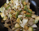 Foto del paso 1 de la receta: Salteado de col con calabacitas