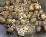 รูปขั้นตอนการทำที่ 2 ของ “ผัดเห็ดฟางหมูสับ”