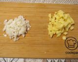 Kéksajtos 🧀 brokkolikrémleves 🥦🍲 recept fázis 1 fotója