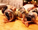 Foto del passaggio 3 della ricetta Datteri e prugne con pancetta e robiola