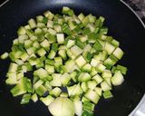 Foto del passaggio 2 della ricetta Paccheri con Gamberi e Zucchine al Profumo di Menta e Limone