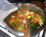 Foto del paso 2 de la receta: Sopa de caldo de verduras con galets y huevo rallado