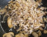 عکس مرحله 4 از دستور خوراک مرغ و قارچ با نودل (Chicken & Mushroom with noodles)