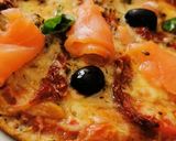 Foto del paso 5 de la receta: Pizza de Salmón, Gambas, tomate seco y aceitunas negras