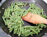A picture of step 3 of French Beans sautéed in butter and garlic.