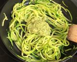 Une image de l'étape 5 de Spaghettis de courgette et pesto d’avocat.