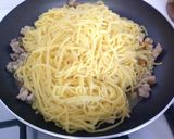 Foto del passaggio 4 della ricetta Taglioli all'uovo con ragù di coniglio, olive e noci