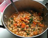Foto del paso 4 de la receta Potaje fácil y rápido de garbanzos y bacalao