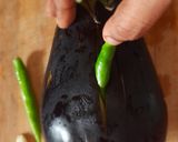 A picture of step 1 of Baingan ka bharta.