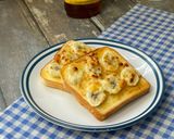 Gambar langkah 4 resipi Roti pisang bermadu keju.