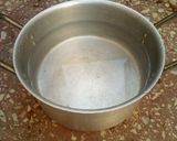 A picture of step 1 of Farar shinkafa da miyar kifi with salad.