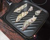 Foto del paso 1 de la receta: Chuletas de atún adobadas y a la plancha con ensalada